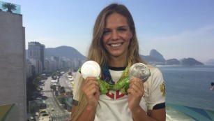 Yulia Efimova montre les médailles d'argent qu'elle a gagnées à Rio 2016