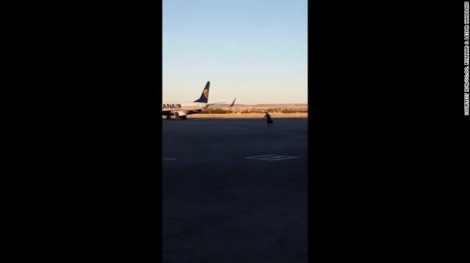 Le passager a sprinté à travers le macadam pour essayer et attraper son avion.