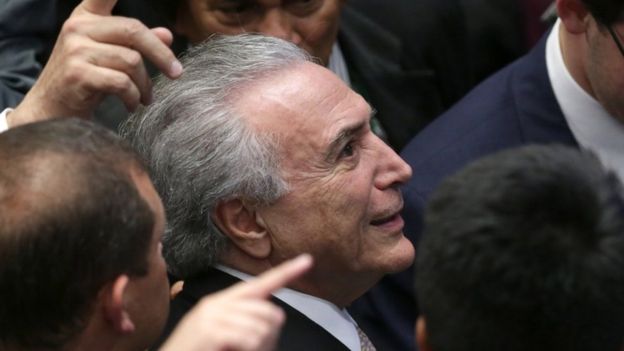 Le Président Michel Temer du Brésil regarde les les personnes dans les galeries pendant qu'il arrive pour prendre le serment présidentiel au congrès national, à Brasilia,