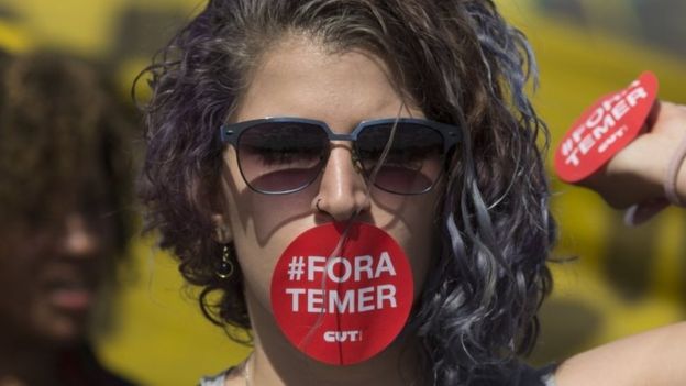 Un défenseur de Dilma Rousseff, sa bouche a couvert d'autocollant qui lit dedans portugais ;
