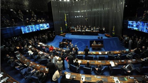 Image de la session plénière du sénat prise pendant le vote de mise en accusation contre le Président suspendu Dilma Rousseff, au sénat à Brasilia, le 31 août 2016.