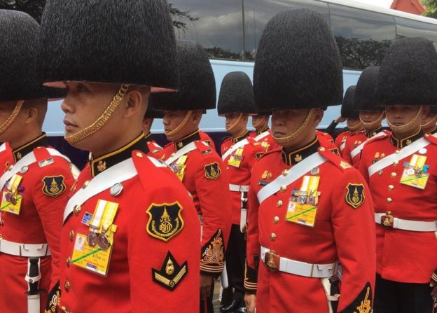 Soldats habillés dans des équipements cérémonieux recueillant en dehors du palais grand à Bangkok le 14 octobre 2016