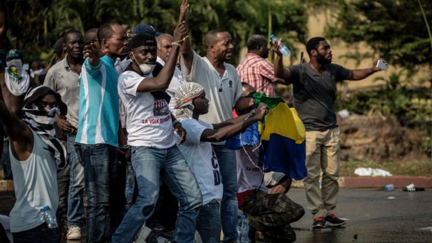 Les défenseurs du Chef d'opposition gabonais Jean Ping font face à des forces de sécurité