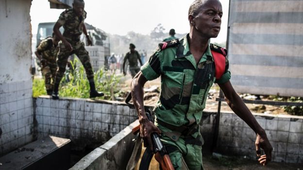 Un soldat gabonais court pour prendre position comme défenseurs de protestation de Jean Ping du Chef d'opposition