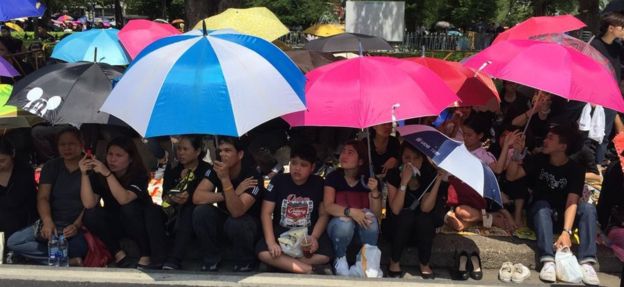 Personnes en deuil rayant les rues de Bangkok attendant la procession funéraire du roi thaïlandais le 14 octobre 2016