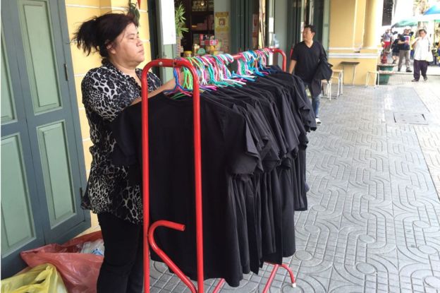 Les marchands ambulants vendent le T-shirts noir au cours de la période de deuil le 14 octobre 2016