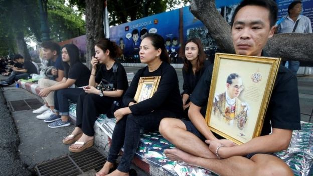 Personnes thaïlandaises le long de l'itinéraire de procession funéraire à Bangkok (14 octobre 2016)