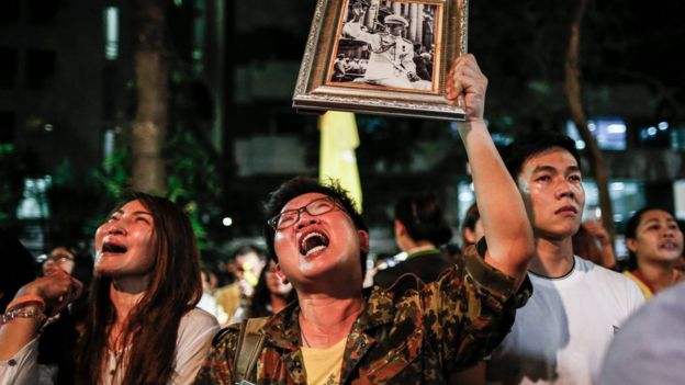 Les sympathisants thaïlandais pleurent pour le Roi thaïlandais Bhumibol Adulyadej après l'annonce de sa mort à l'hôpital de Siriraj à Bangkok, Thaïlande, le 13 octobre 2016.