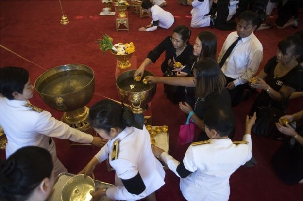 Les personnes thaïlandaises assistent à la cérémonie se baignante royale au palais grand le 14 octobre 2016 à Bangkok, Thaïlande